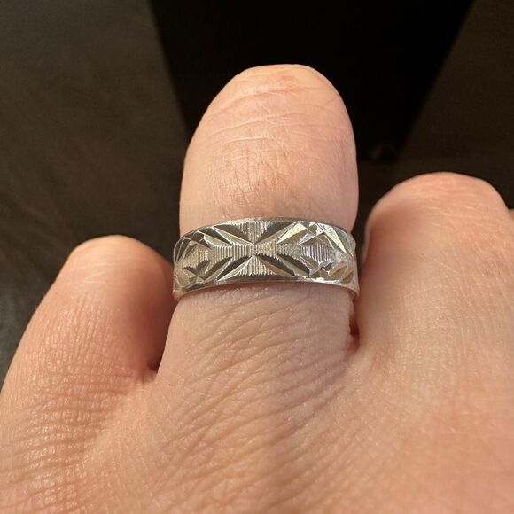 SALE! Diamond cut, sterling silver ring band! - Picture 2 of 6